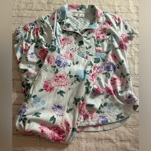 KAREN NEUBÜRGER FLORAL SOFT BLUE BACKGROUND SHORT SLEEVES TOP ONE POCKET PJS PM